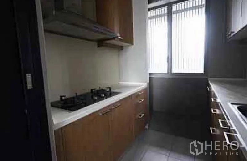 公寓 出租在Sathon, Bangkok - 独立泰式厨房，配燃气炉、木质橱柜与窗户通风。