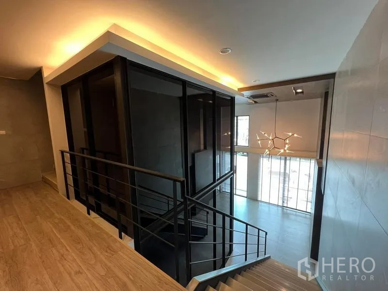สำนักงานที่บ้าน ให้เช่าในBueng Kum, Bangkok - ชานพักบันไดมองลงสู่โถงสูงและโคมไฟสมัยใหม่