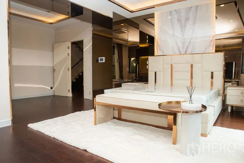 独立式住宅 出租或出售在Bangkok - 宽敞主卧，带大理石床头与柔软地毯。