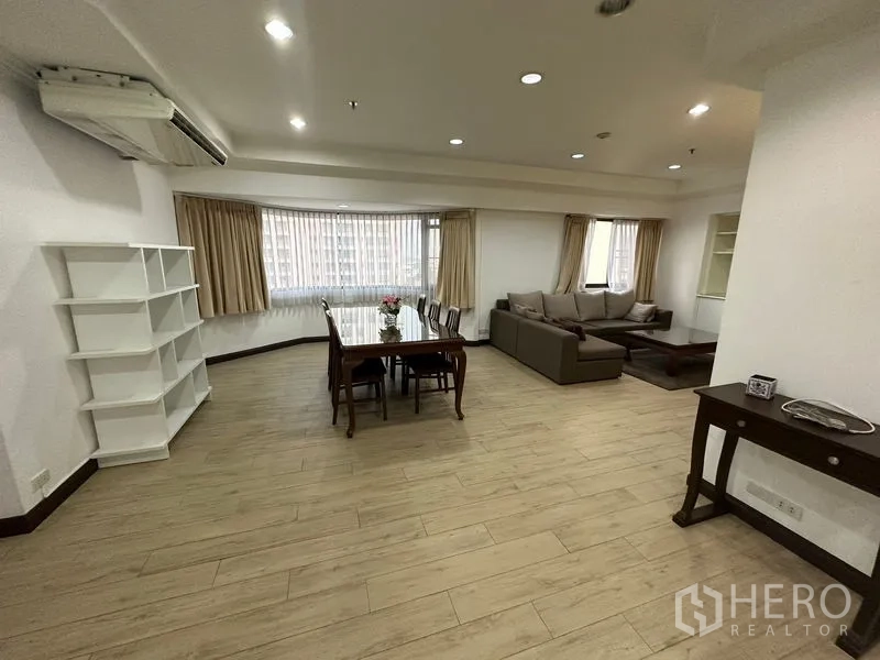 คอนโด ให้เช่าในWatthana, Bangkok - โซนรับประทานอาหารและนั่งเล่นกว้าง พร้อมหน้าต่างบานมุมและชั้นวางของ