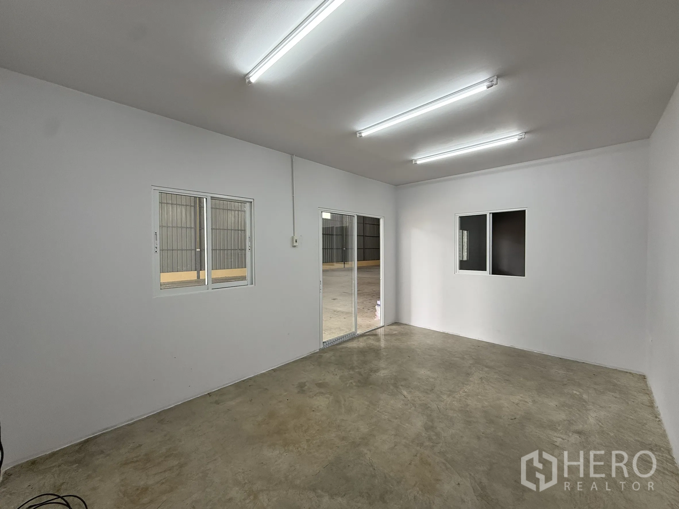Warehouse for rent in Wang Thonglang, Bangkok - Another bright office room with windows facing the warehouse.