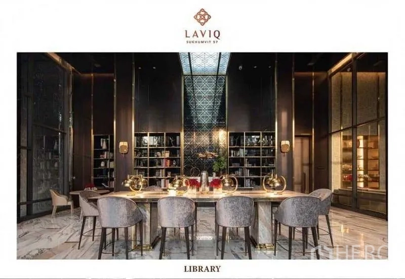 公寓 出租或出售 - 住户图书馆，长桌、书架与天窗设计。