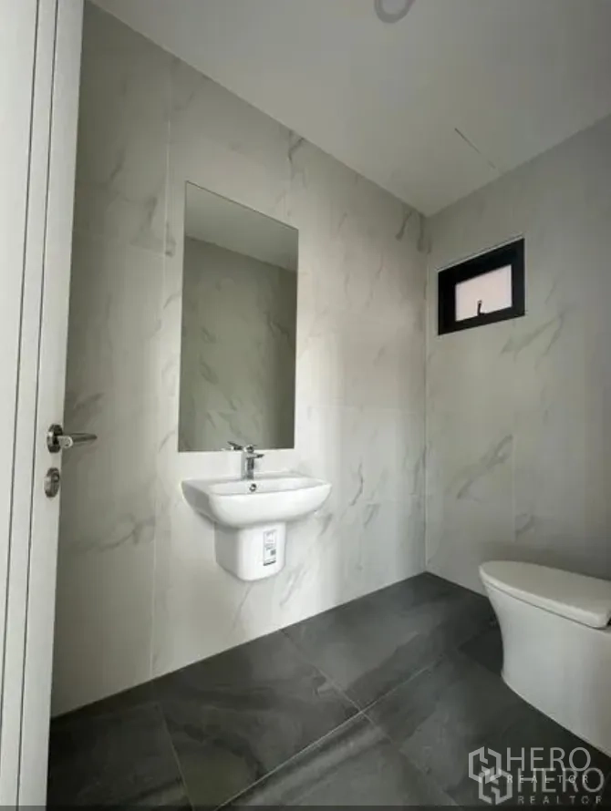 โกดัง for sale in Lam Luk Ka, Pathum Thani - ห้องน้ำสะอาด ผนังลายหินอ่อน อ่างล้างหน้าแขวนผนัง และโถสุขภัณฑ์ทันสมัย