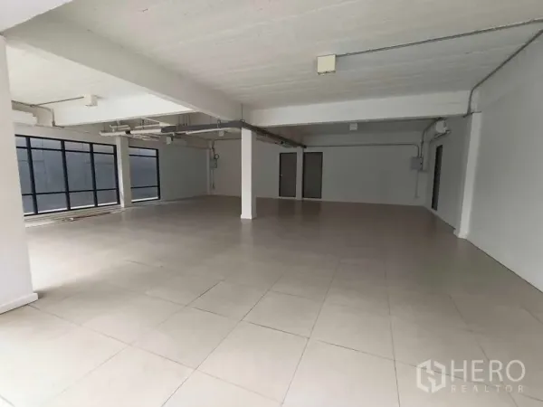 สำนักงาน ให้เช่า - พื้นที่สำนักงานแบบเปิดกว้าง พื้นกระเบื้อง เพดานระบบเดินลอย พร้อมหน้าต่างบานใหญ่