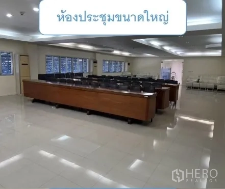 货栈 出租在Mueang Pathum Thani, Pathum Thani - 大型会议室，多排桌椅与嵌入式照明