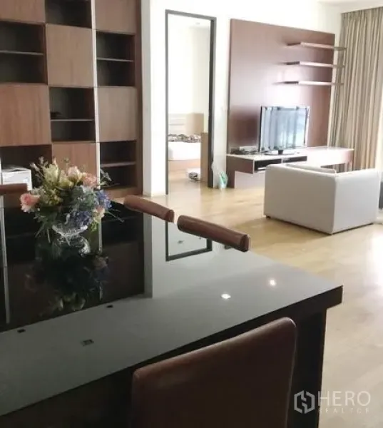 คอนโด ให้เช่าในWatthana, Bangkok - โซนทานอาหารคอนโดในกรุงเทพฯ โต๊ะกระจกสีดำ เก้าอี้หนัง พื้นไม้ และตู้บิวท์อินเชื่อมต่อสู่ห้องนั่งเล่น