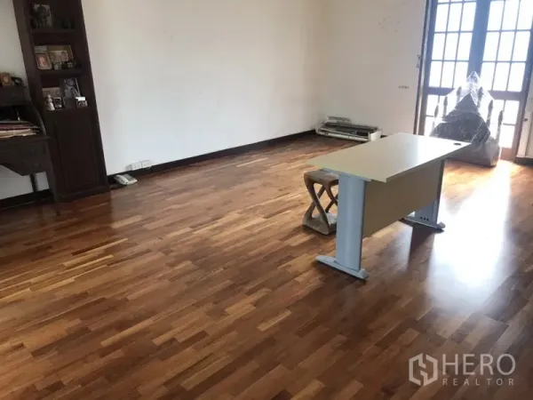 สำนักงานที่บ้าน ให้เช่าในKhlong Toei, Bangkok - ห้องกว้างพื้นไม้ขัดเงา มีโต๊ะทำงานและประตูบานกระจก รับแสงธรรมชาติ