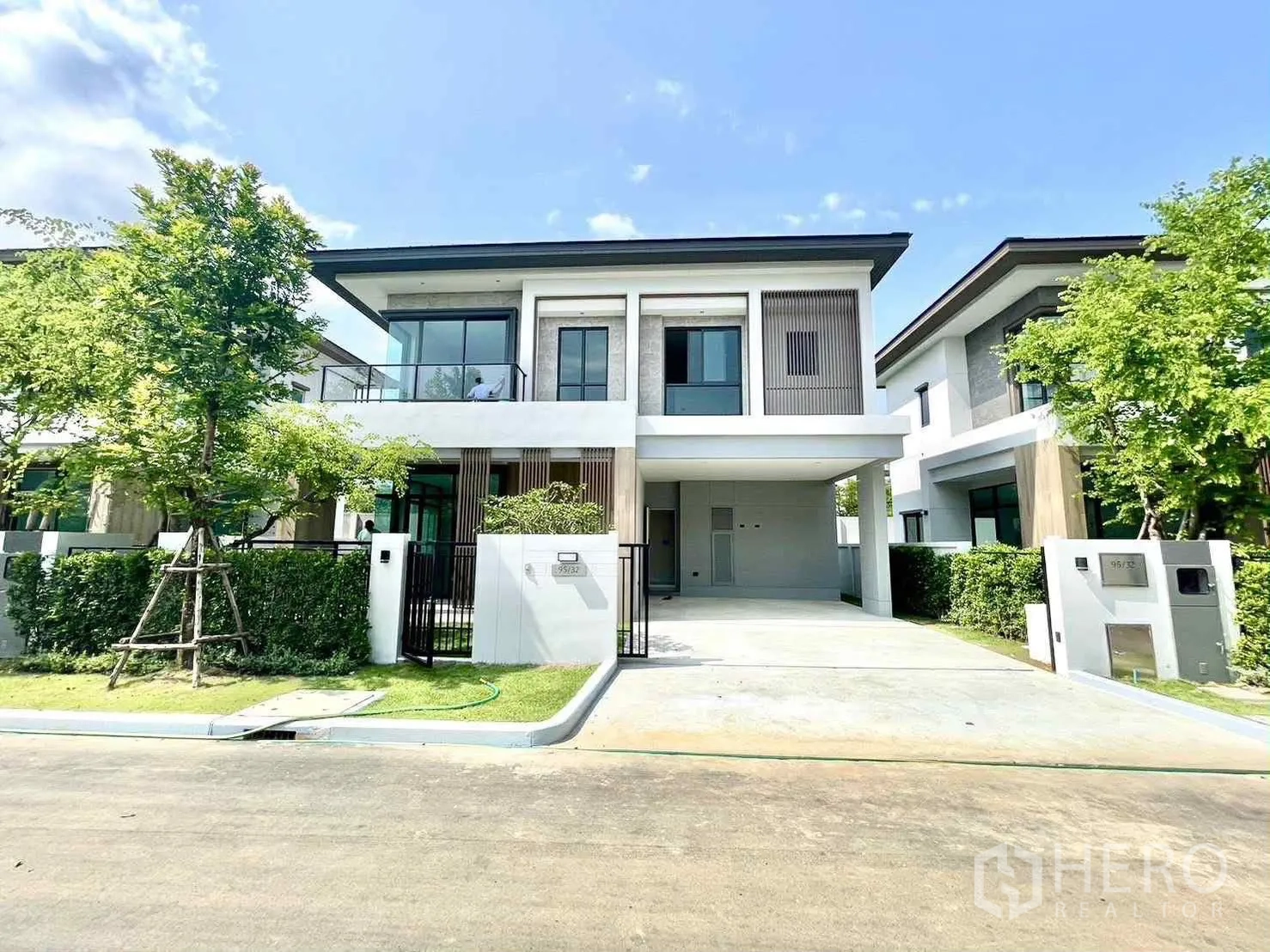 Detached House for rent in Bang Phli, Samut Prakan - Modern two-storey detached house exterior with gated entrance, balcony and carport.