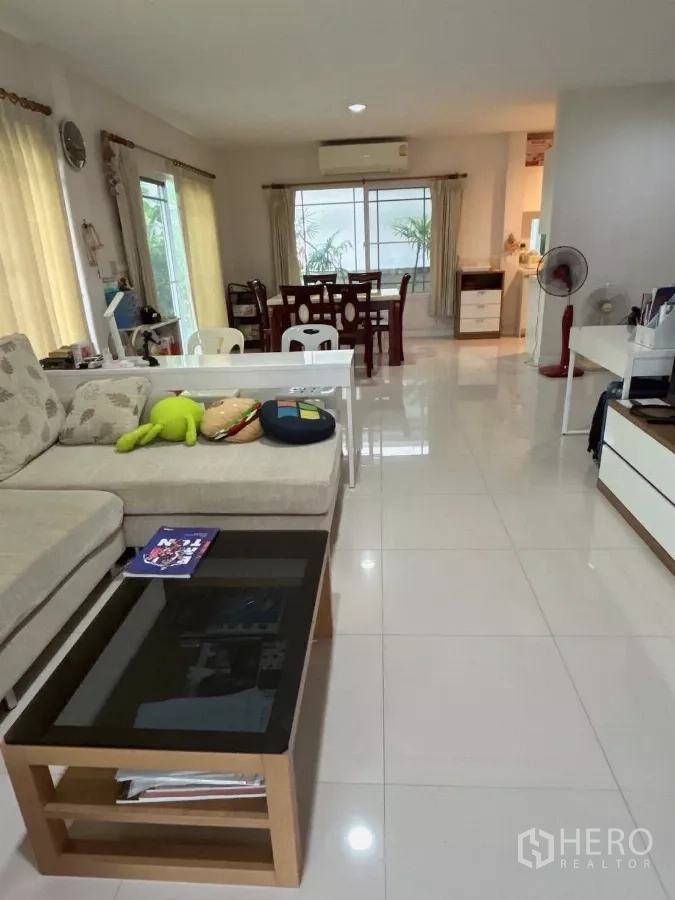 บ้าน ขายในBang Kapi, Bangkok - ห้องนั่งเล่นเชื่อมรับประทานอาหาร พื้นกระเบื้องแกรนิตโต้และหน้าต่างบานใหญ่