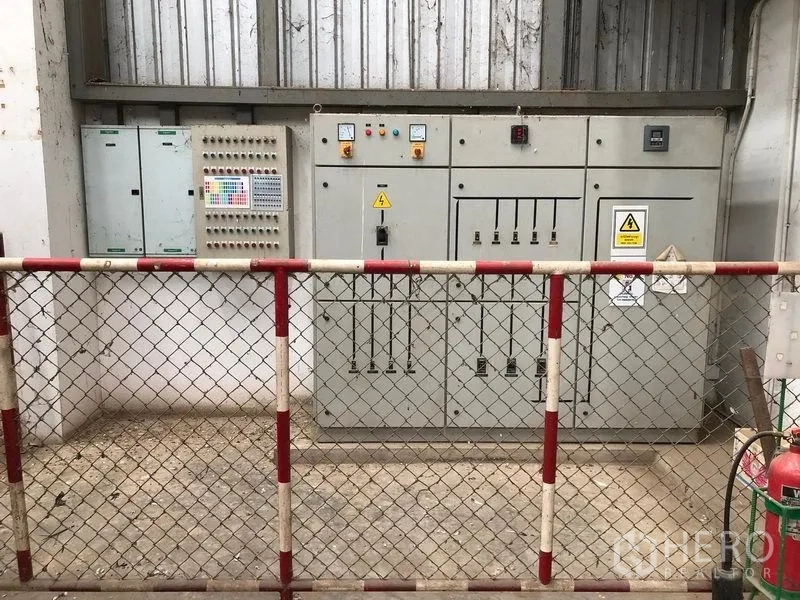 工厂 出租或出售在Lat Lum Kaeo, Pathum Thani - 厂内带安全围栏的电力控制柜区。