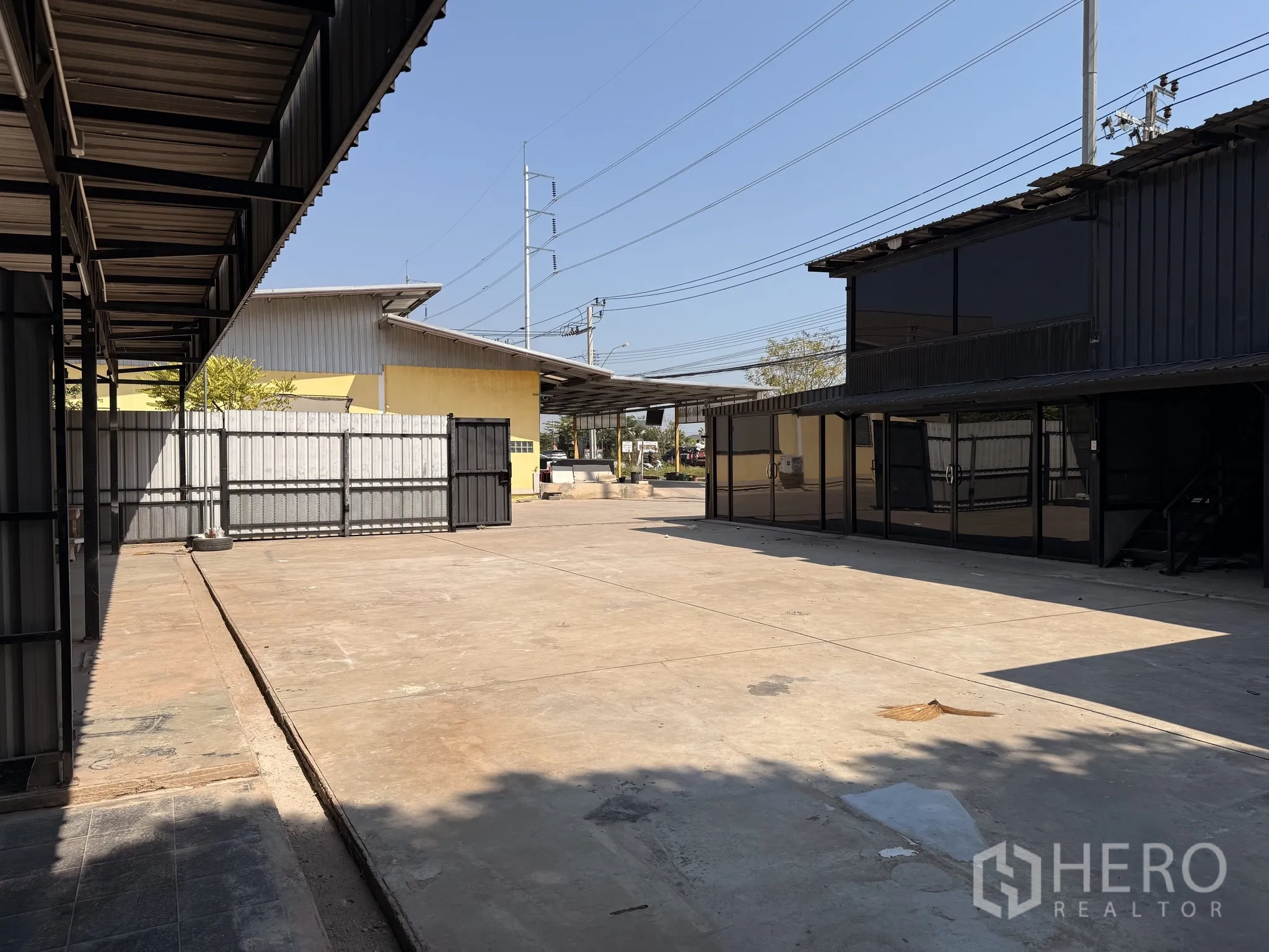 คลังสินค้า for rent in Lat Krabang, Bangkok - ลานโหลดของคอนกรีตกว้าง มีอาคารสำนักงานกระจกและพื้นที่ทำงานมีหลังคารอบข้าง