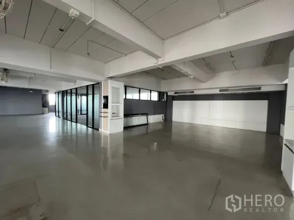 Office Space for rent in Mueang Samut Prakan, Samut Prakan - Open office area featuring exposed beams, glass partitions and wide windows.