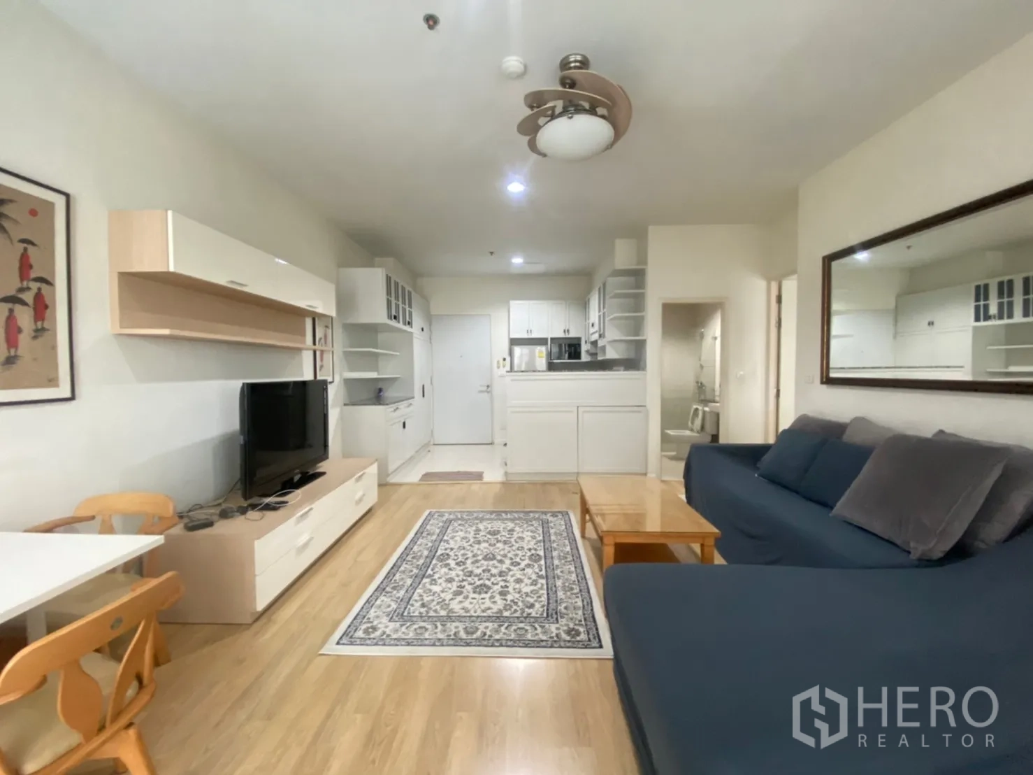 คอนโด ให้เช่าในBang Kapi, Bangkok - พื้นที่นั่งเล่นและทานข้าวแบบเปิด พร้อมชั้นวางทีวีและเคาน์เตอร์ครัว