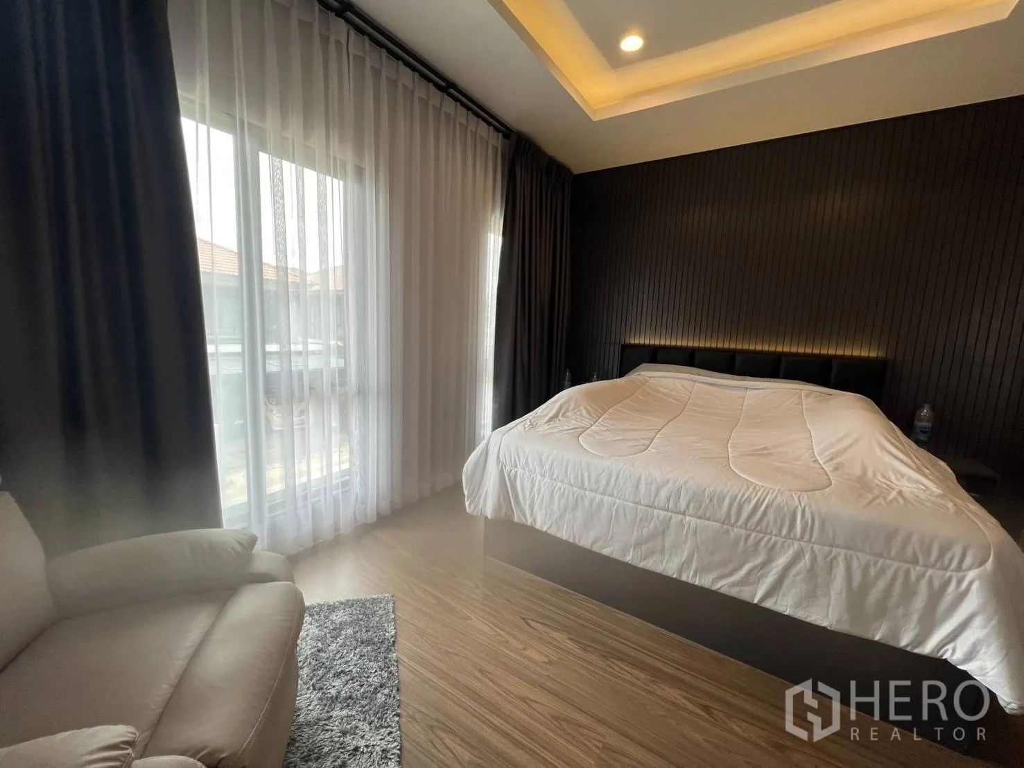 บ้าน ให้เช่าหรือขายในLam Luk Ka, Pathum Thani - มุมห้องนอนใหญ่พร้อมผ้าม่านเต็มความสูงและพื้นไม้