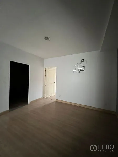 店屋 出租在Watthana, Bangkok - 小型白墙房间，简洁布局。