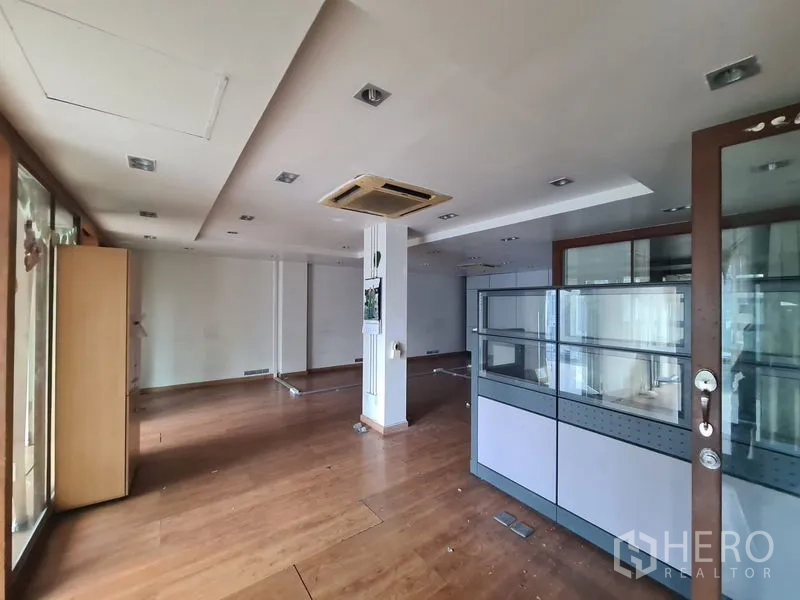 办公空间 出租在Bang Rak, Bangkok - 接待/工位区，设玻璃隔板与吊顶空调。