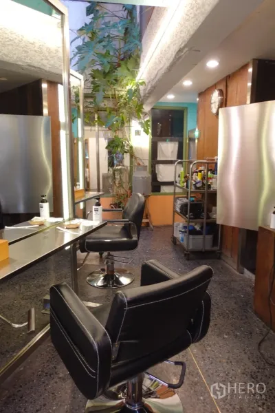 零售空间 出租在Khlong Toei, Bangkok - 美发工作区，设镜面、黑色座椅与室内绿植