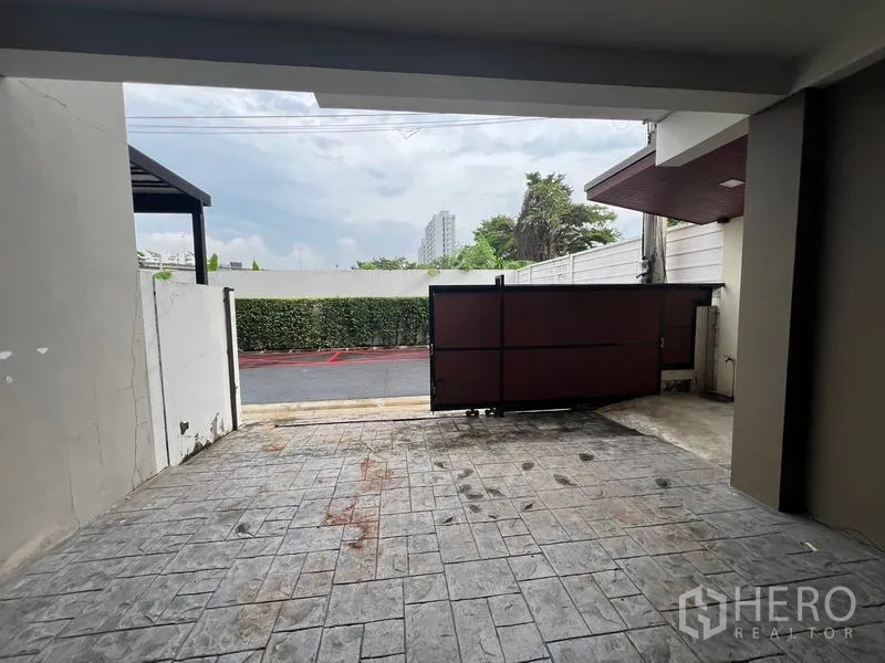 ทาวน์เฮาส์ ให้เช่าหรือขายในKhlong Toei, Bangkok - ลานหน้าบ้านและประตูรั้วสไลด์ที่หันสู่ถนนเงียบ