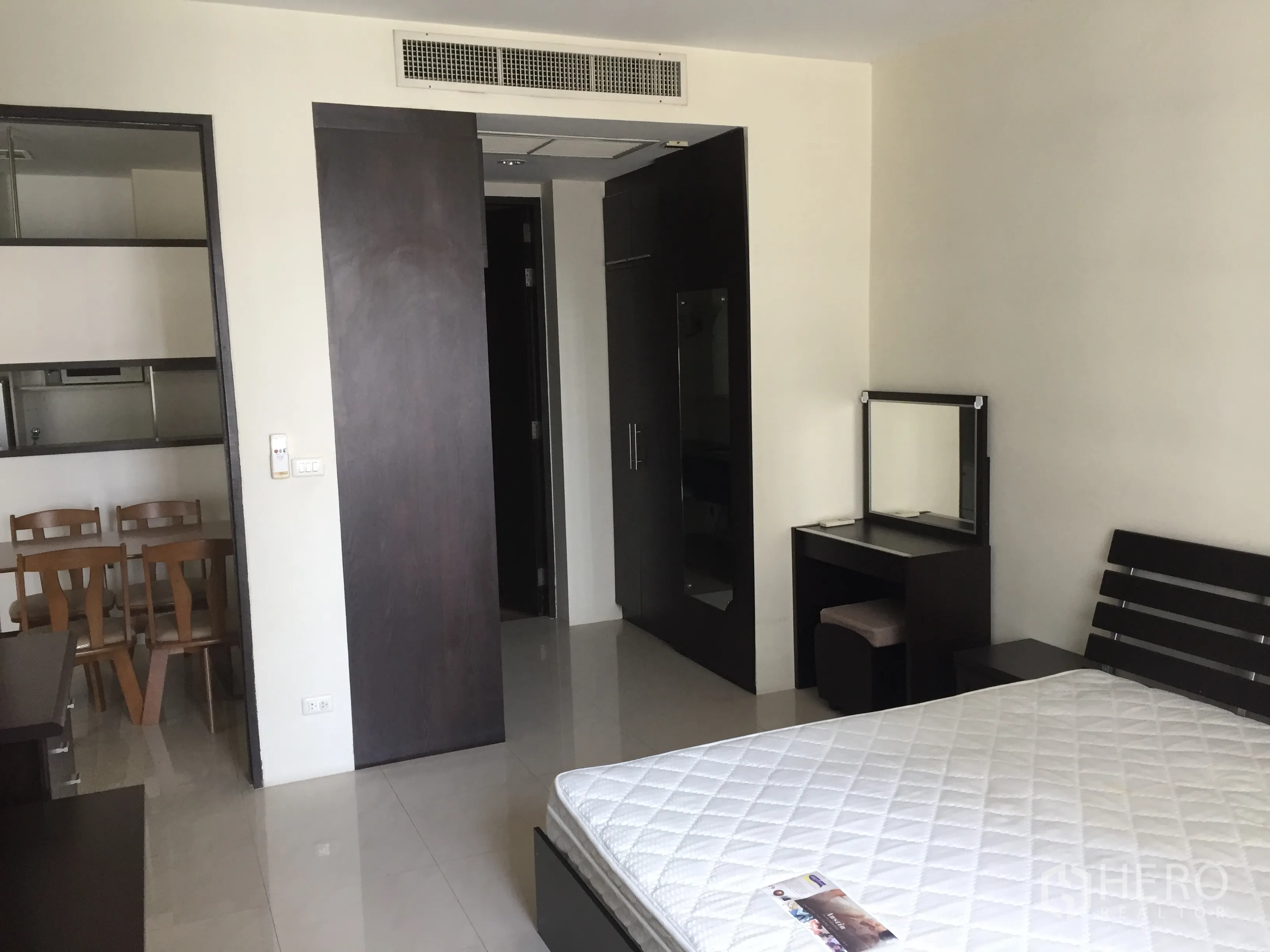 คอนโด ให้เช่าในKhlong Toei, Bangkok - ห้องนอนกว้าง มีฐานเตียง โต๊ะเครื่องแป้ง และตู้เสื้อผ้าบิวท์อิน