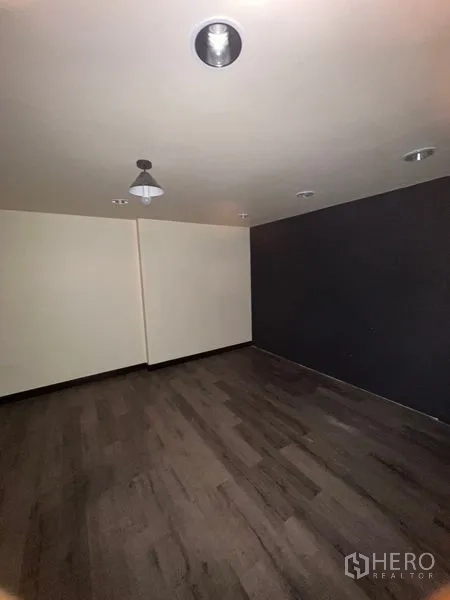 店屋 出租在Watthana, Bangkok - 空房，深色地板与嵌灯。