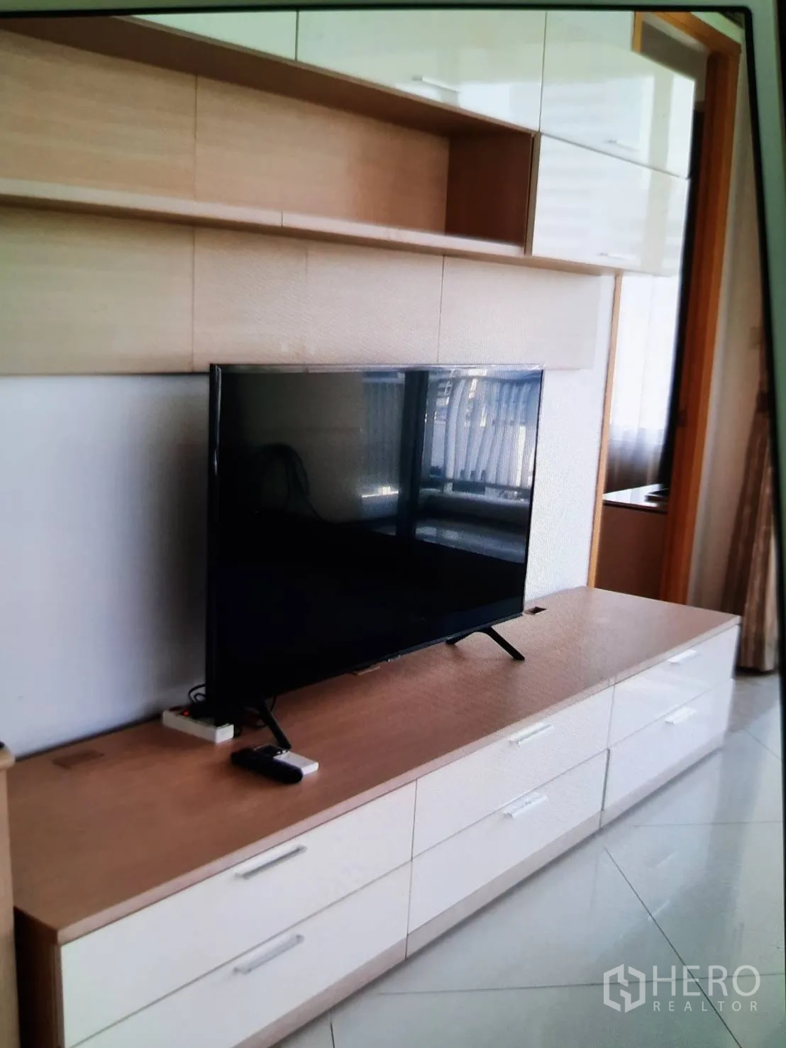 คอนโด ให้เช่าหรือขายในSathon, Bangkok - ผนังบิลท์อินสำหรับทีวีพร้อมชั้นวางและลิ้นชัก ในพื้นที่นั่งเล่น