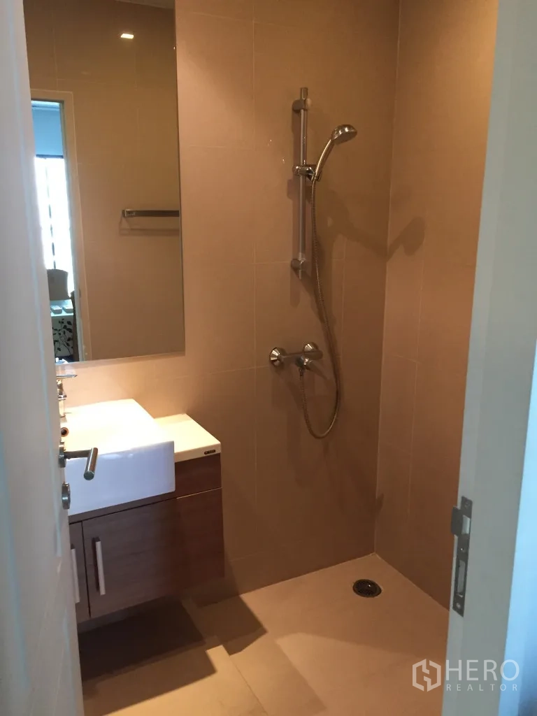 คอนโด ให้เช่าในBangkok - ห้องน้ำอีกห้องแบบฝักบัวเดินเข้า พร้อมตู้ใต้อ่างล้างหน้า