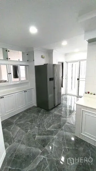 คอนโด ให้เช่าในWatthana, Bangkok - ครัวแยก พื้นลายหินอ่อน ตู้บิลท์อินสีขาว ตู้เย็นสองประตูสแตนเลส ใกล้ระเบียง