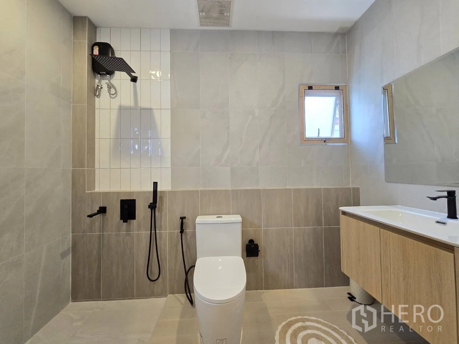 独立式住宅 出售在Suan Luang, Bangkok - 现代卫浴，步入式淋浴、黑色五金与悬空浴柜。