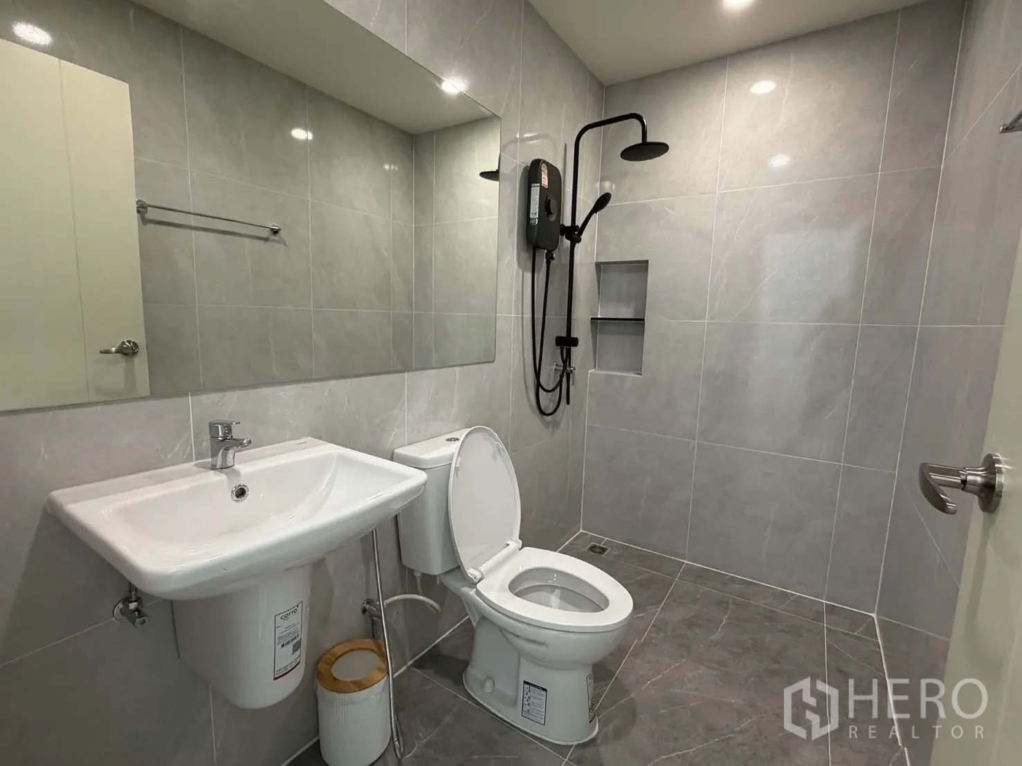 联排别墅 for rent in Bang Phli, Samut Prakan - 全瓷砖浴室，雨淋花洒、壁龛置物、洗手台与马桶。
