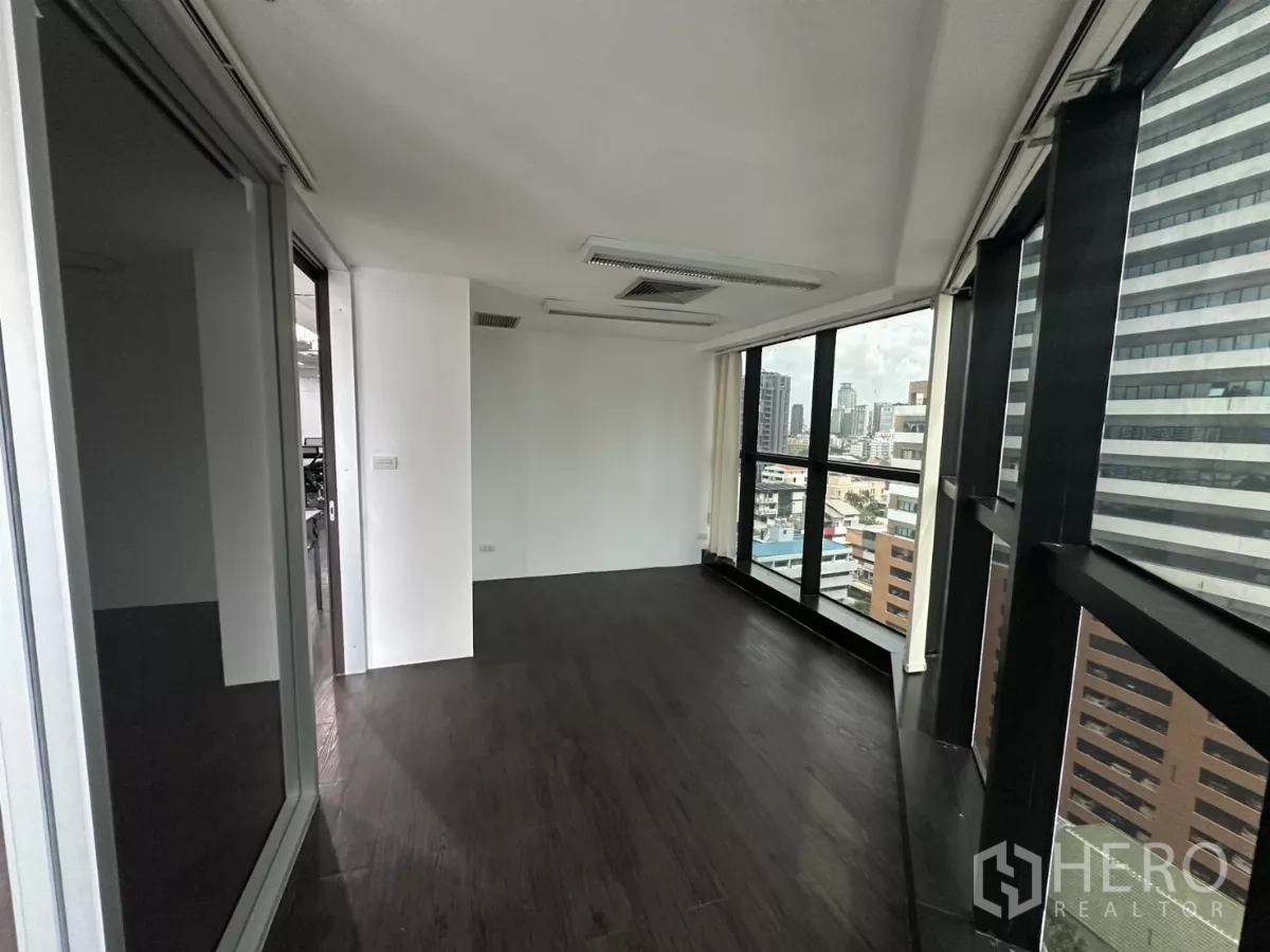 办公空间 出租在Watthana, Bangkok - 狭长转角空间，通高落地窗，俯瞰素坤逸一带景观。