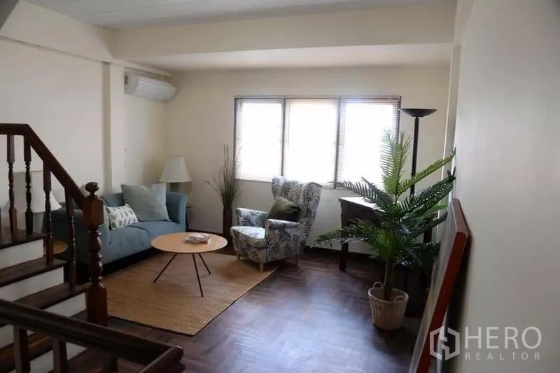 สำนักงานที่บ้าน ให้เช่าในMin Buri, Bangkok - มุมนั่งเล่นชั้นบน โซฟา เก้าอี้อาร์มแชร์ บันไดไม้และพื้นปาร์เกต์