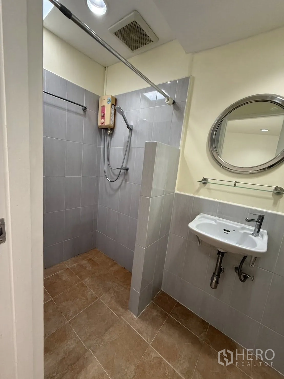 บ้านเดี่ยว for rent in Khlong Toei, Bangkok - ห้องน้ำที่สองแบบอาบน้ำฝักบัว กระจกทรงกลม อ่างล้างหน้า และเครื่องทำน้ำอุ่น