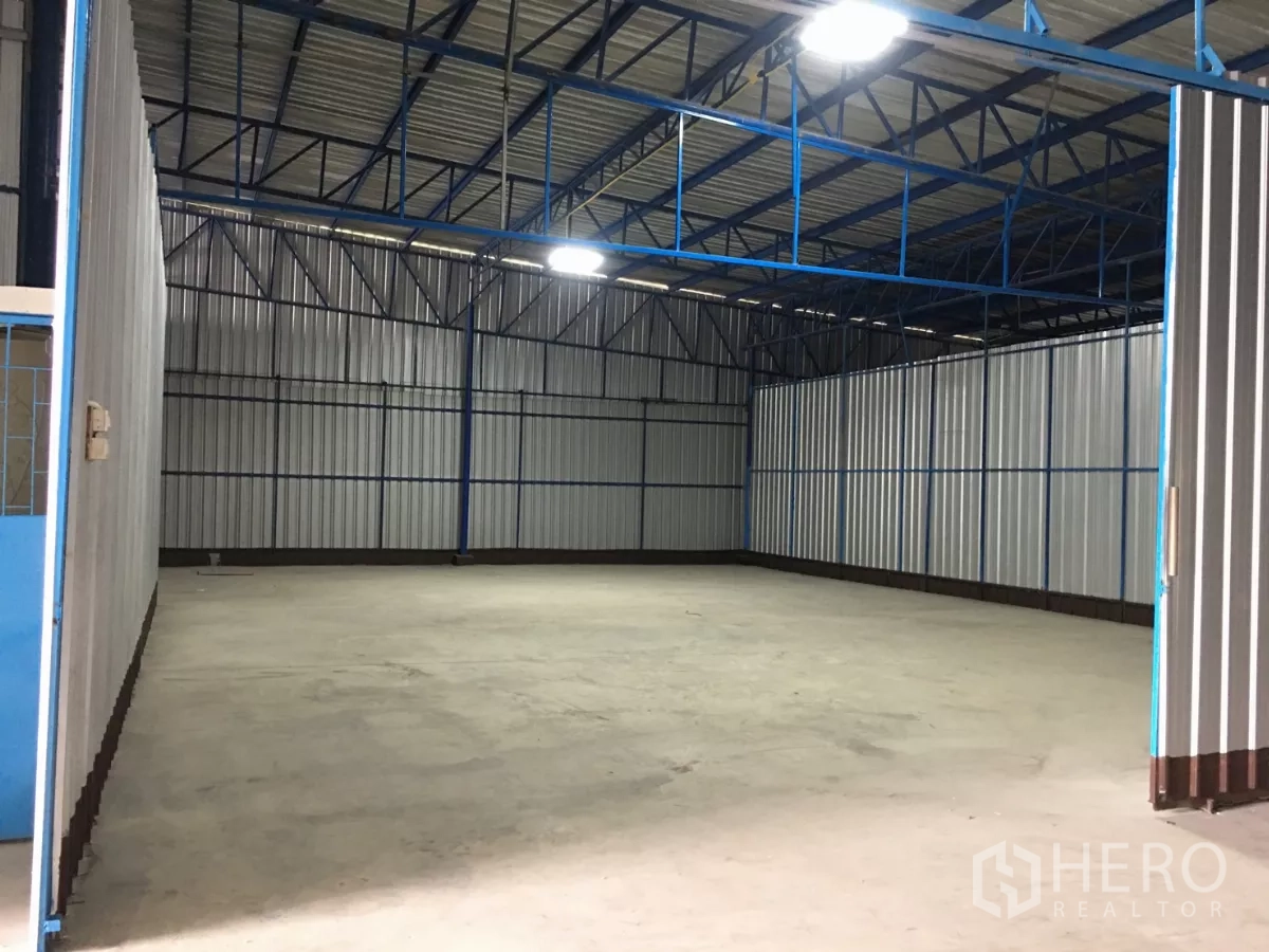 คลังสินค้า ให้เช่าในBueng Kum, Bangkok - ฮอลล์เก็บสินค้าพื้นคอนกรีตเรียบ มีช่องกั้นปรับใช้ได้ยืดหยุ่น