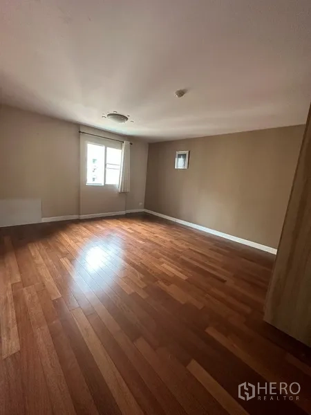 公寓 出租或出售在Yan Nawa, Bangkok - 宽敞主卧，木地板与窗户采光。