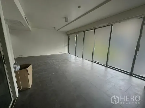 สำนักงาน ให้เช่า - พื้นที่ทำงานกว้างพร้อมหน้าต่างกระจกเต็มบาน ติดตั้งมู่ลี่โรลเลอร์และพื้นโทนเทา