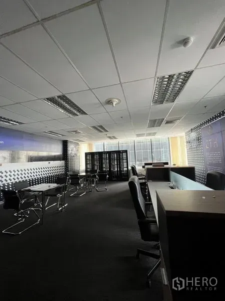 สำนักงาน ให้เช่าในHuai Khwang, Bangkok - พื้นที่ออฟฟิศแบบเปิดพร้อมโต๊ะทำงาน ตู้เก็บเอกสาร และหน้าต่างสูง