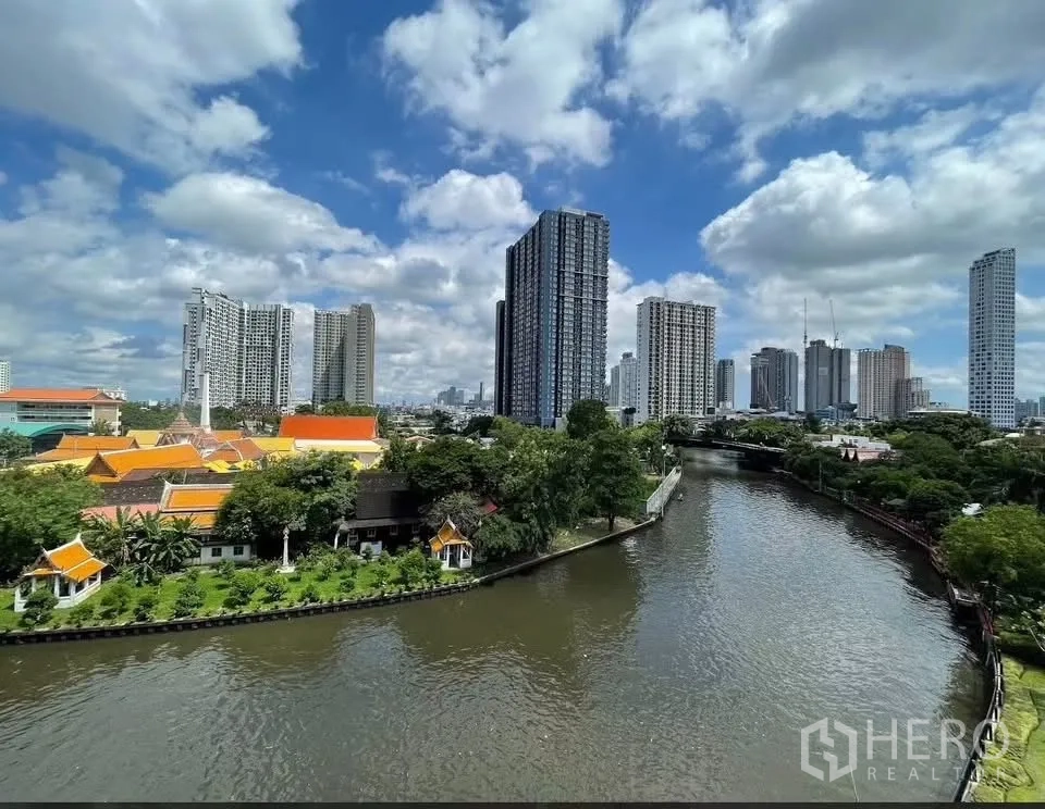 คอนโด for rent in Watthana, Bangkok - วิวพาโนรามาของคลองคดเคี้ยวท่ามกลางตึกสูงใต้ท้องฟ้าสีคราม