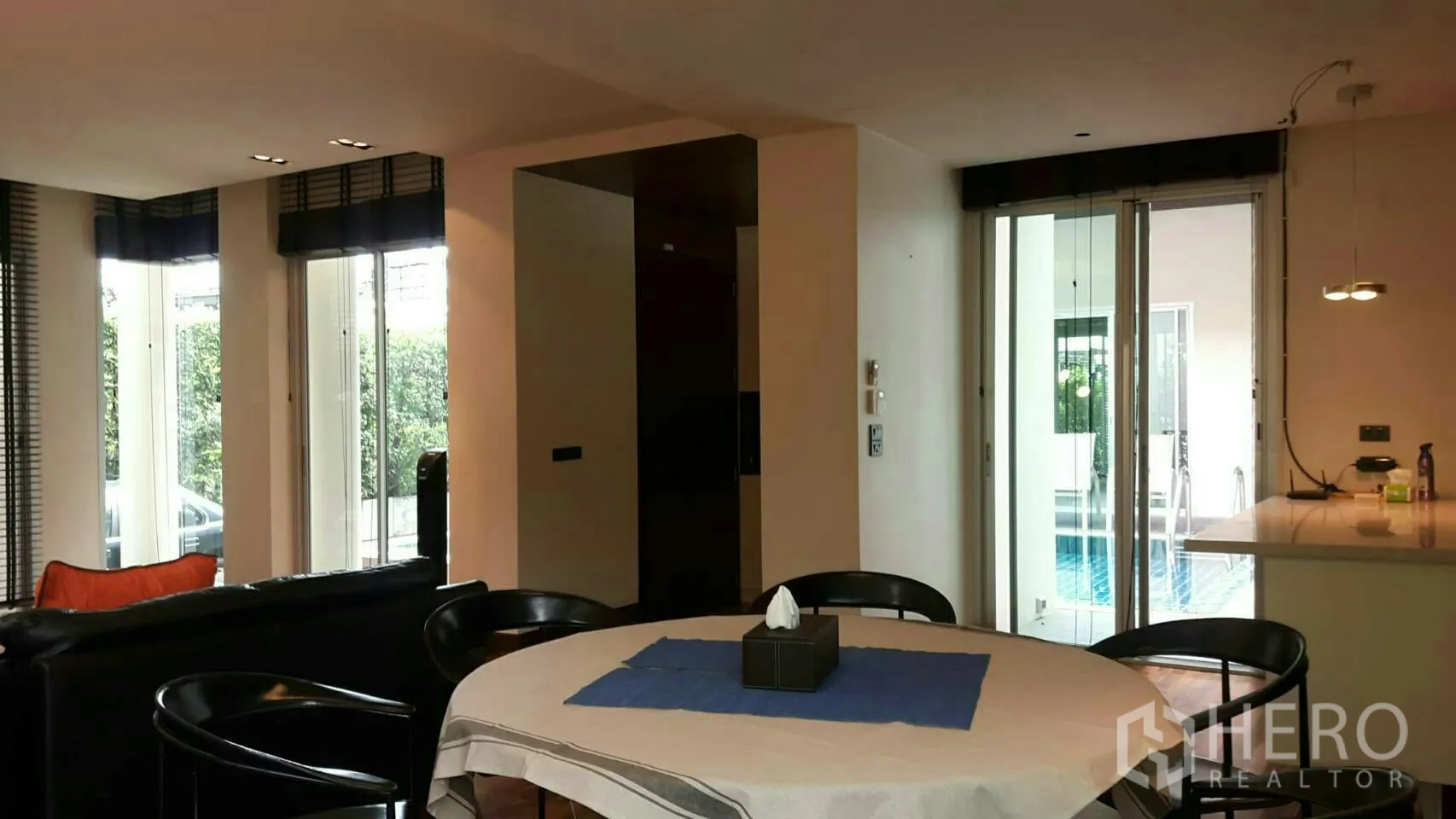 บ้าน ให้เช่าหรือขายในPrawet, Bangkok - มุมทานอาหารข้างประตูกระจก มองเห็นสระว่ายน้ำและเฉลียง