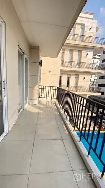 公寓 出租 - 修长阳台带栏杆，可眺望邻近住宅与泳池。