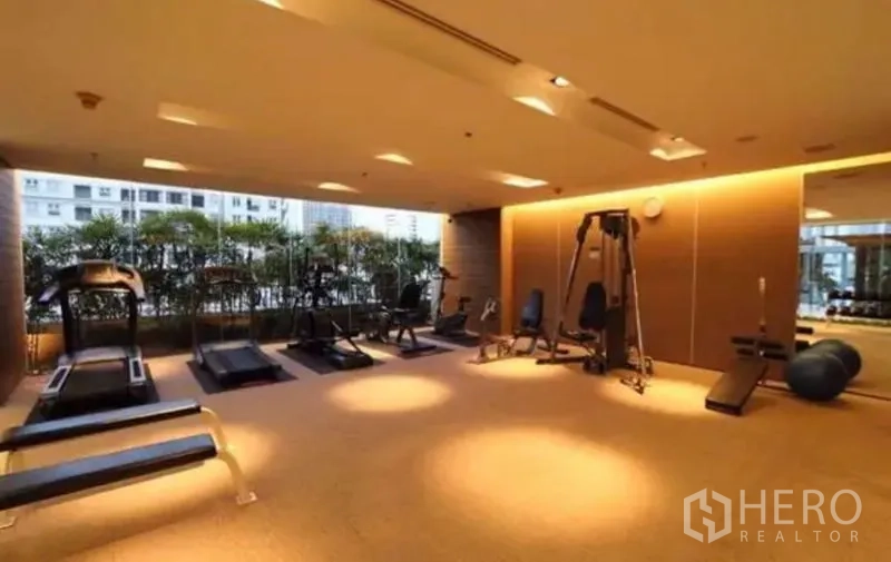 คอนโด ให้เช่าในKhlong Toei, Bangkok - ฟิตเนสครบครัน มีลู่วิ่ง เครื่องเล่นเวท และกระจกบานใหญ่