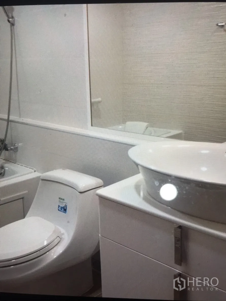 公寓 出租在Bang Rak, Bangkok - 当代风格卫浴，台上盆浴室柜、浴缸+淋浴组合与整面镜子。