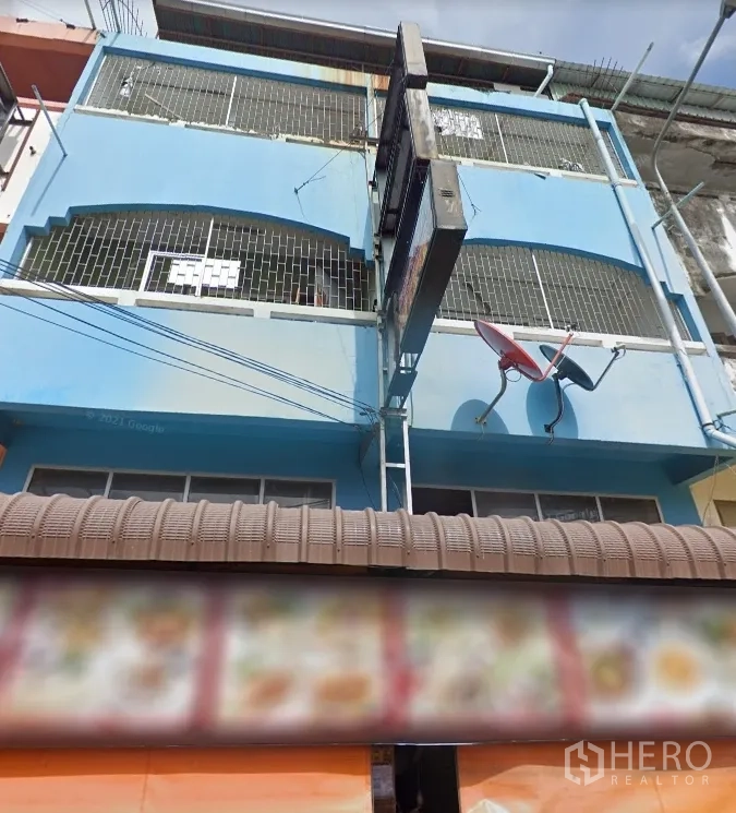 อาคารพาณิชย์ ให้เช่าหรือขายในBang Lamung, Chon Buri - อาคารพาณิชย์สีฟ้า 3 ชั้น ด้านหน้าเป็นระแนงเหล็ก มีจานดาวเทียมและกันสาดหน้าร้านในย่านพัทยา