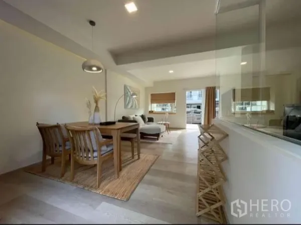 ทาวน์เฮาส์ ให้เช่าในPrawet, Bangkok - ภาพกว้างของโซนทานข้าวและนั่งเล่นที่รับแสงธรรมชาติ