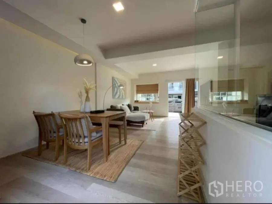 ทาวน์เฮาส์ ให้เช่าในPrawet, Bangkok - ภาพกว้างของโซนทานข้าวและนั่งเล่นที่รับแสงธรรมชาติ