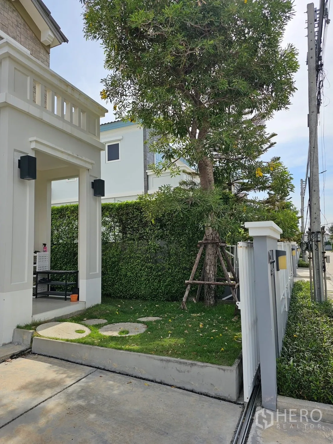 บ้าน ให้เช่าในPrawet, Bangkok - สวนหน้าบ้านมีต้นไม้ แนวรั้วต้นไม้ และประตูข้างทางเข้า