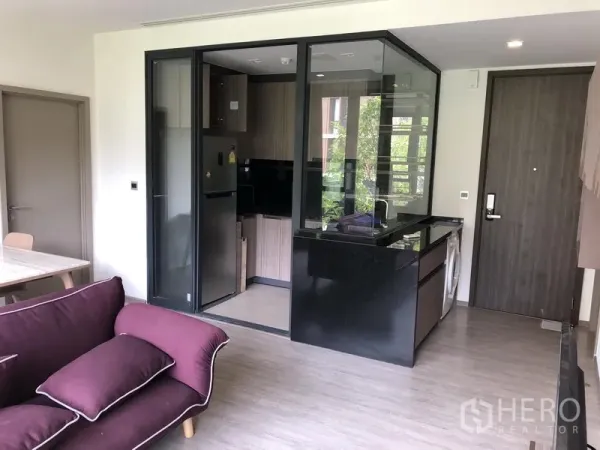 คอนโด ให้เช่าในWatthana, Bangkok - ครัวกั้นกระจกท็อปหินสีดำ พร้อมเครื่องใช้ไฟฟ้าและเครื่องซักผ้า ใกล้ประตูทางเข้า