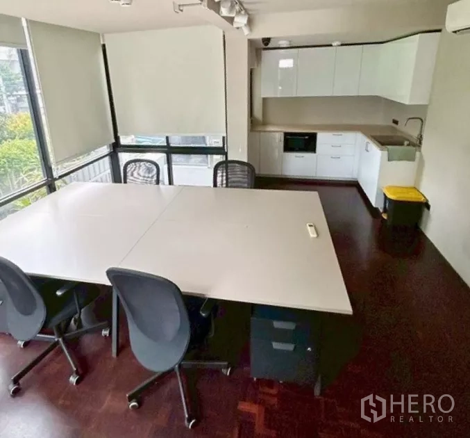 零售空间 出租在Yan Nawa, Bangkok - 明亮办公室，会议桌、茶水间与大面积采光窗。