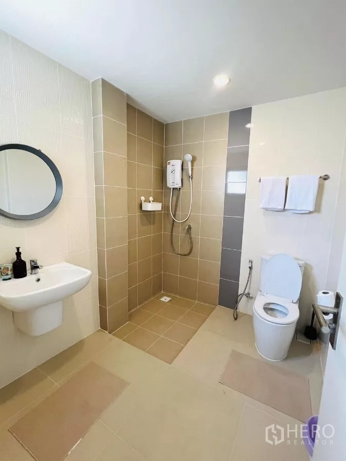 บ้าน ให้เช่าในSaphan Sung, Bangkok - ห้องน้ำปูกระเบื้อง พร้อมโซนอาบน้ำแบบวอล์กอิน สุขภัณฑ์ และอ่างล้างหน้า.