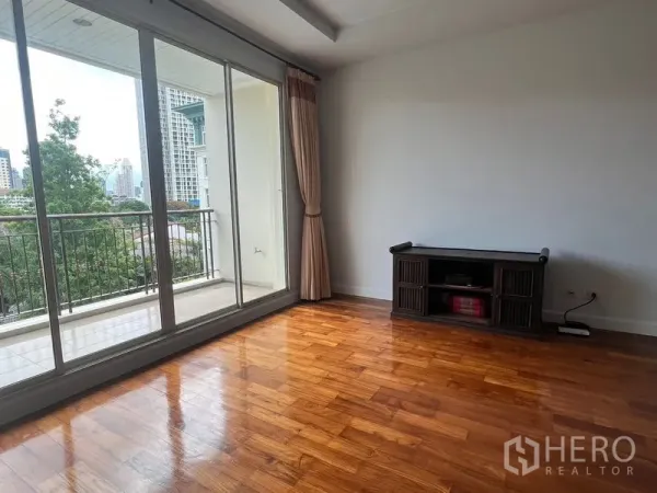 คอนโด ให้เช่าในSathon, Bangkok - ห้องนั่งเล่นเชื่อมระเบียงด้วยกระจกบานใหญ่ วิวเมืองและต้นไม้