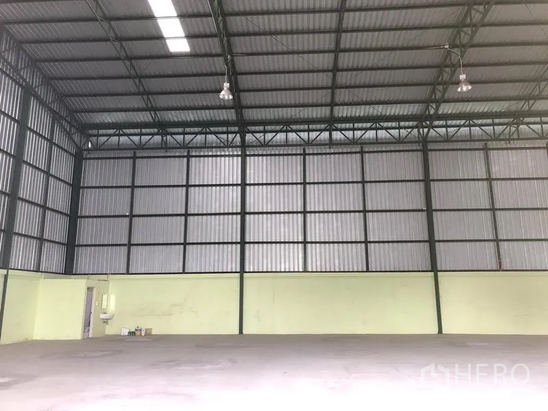 货栈 出租在Lat Krabang, Bangkok - 室内开阔空间，钢结构高挑顶，采光带与平整的混凝土地面。